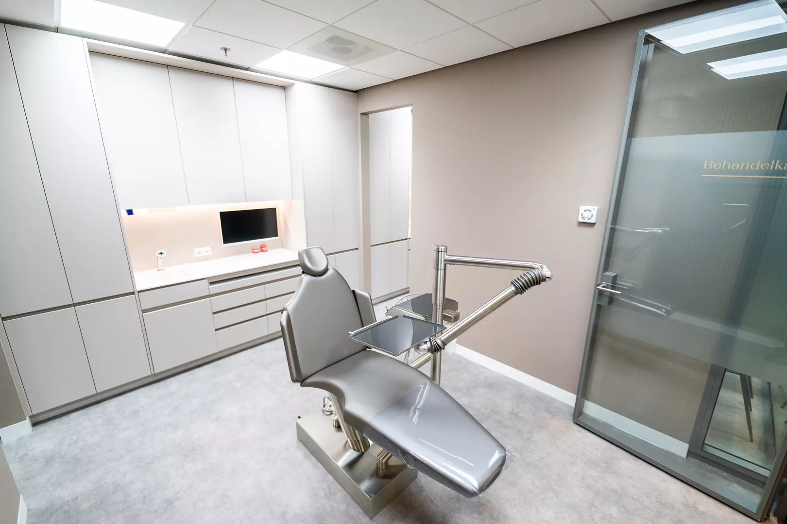 Clover-Orthodontie-Pijnacker-Behandelkamer-Zijkant-Praktijk-Impressie